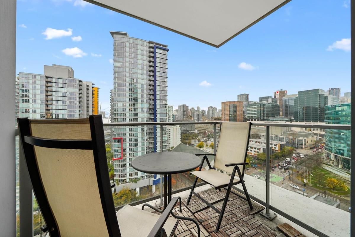 Modern 2-BR Condo by Stadium DT w Free Parking