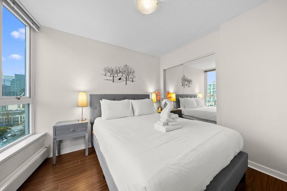 Modern 2-BR Condo by Stadium DT w Free Parking