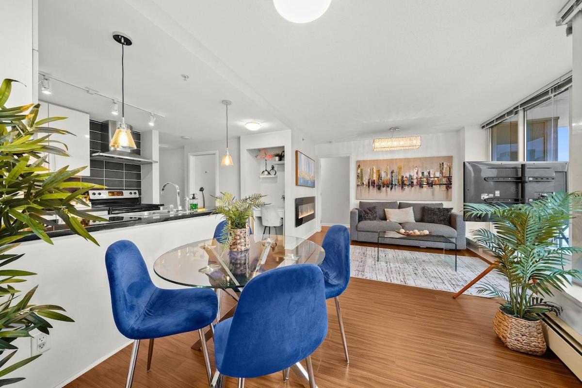 Modern 2-BR Condo by Stadium DT w Free Parking