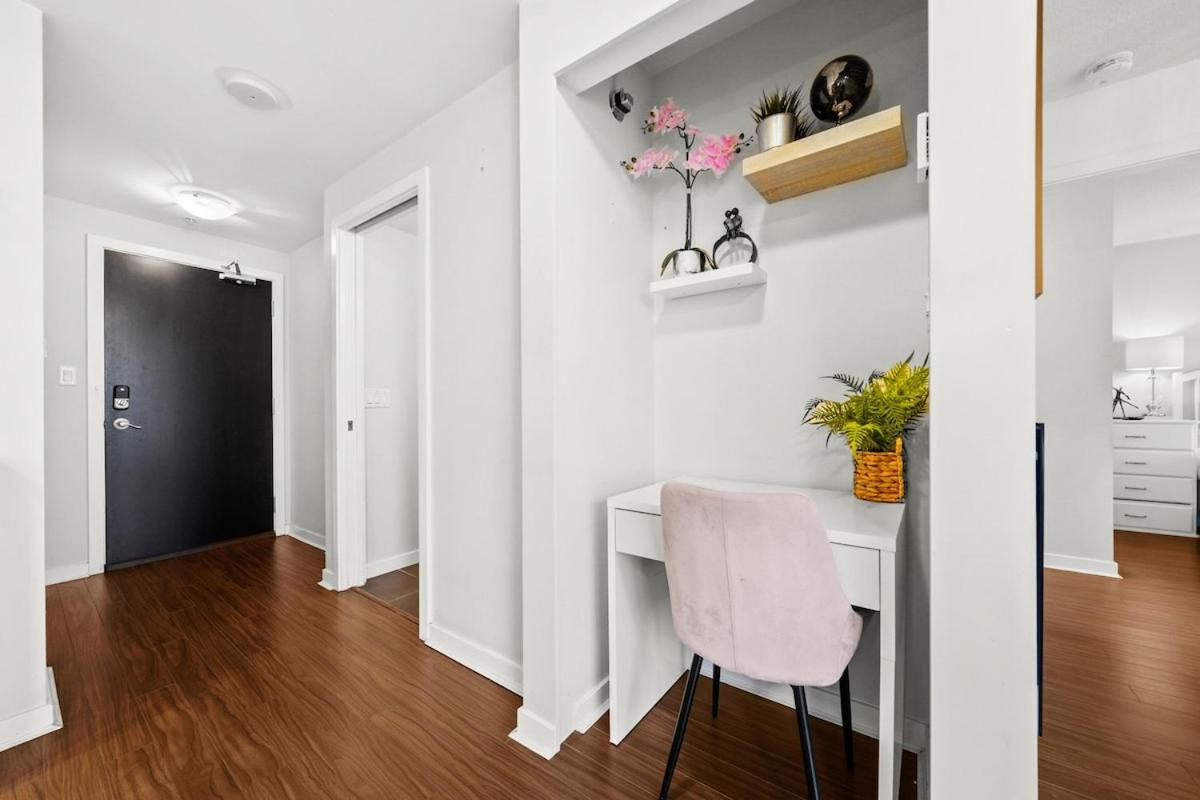 Modern 2-BR Condo by Stadium DT w Free Parking