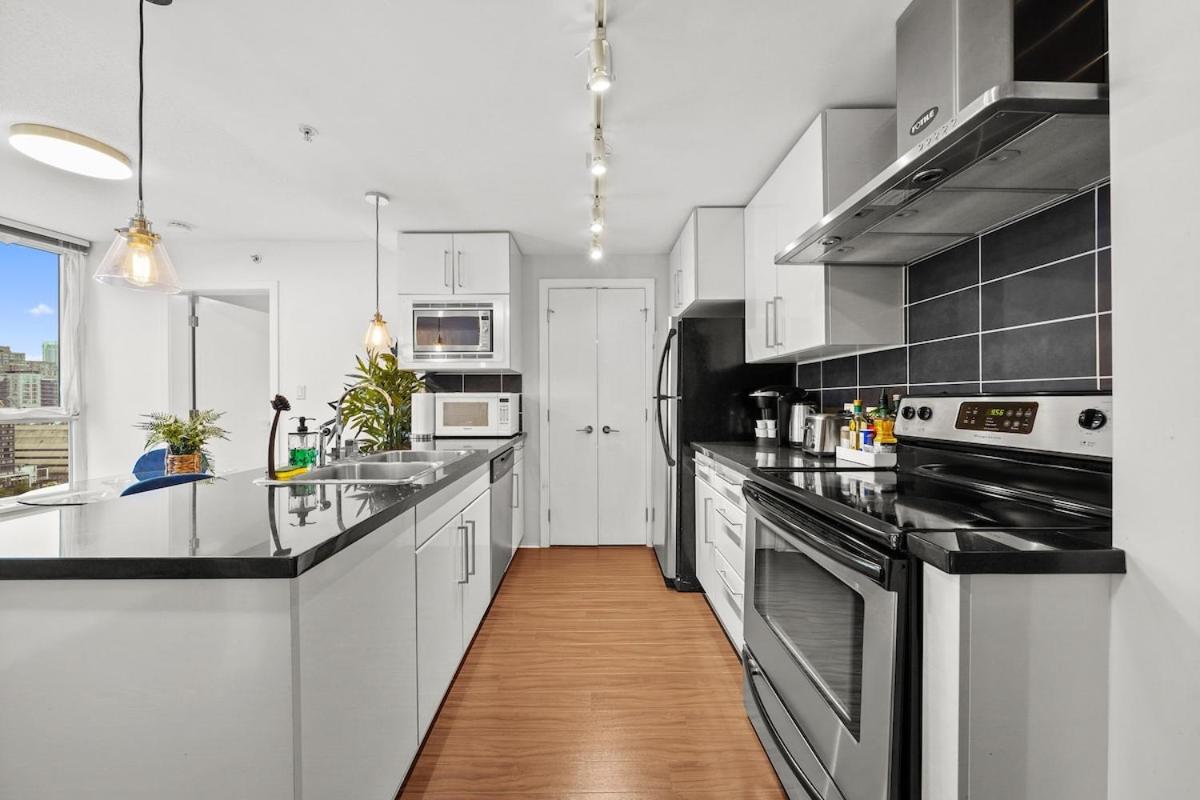 Modern 2-BR Condo by Stadium DT w Free Parking