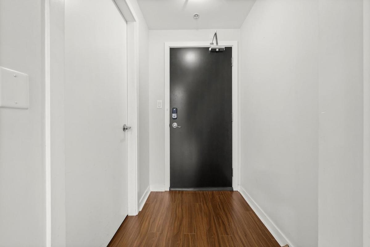 Modern 2-BR Condo by Stadium DT w Free Parking