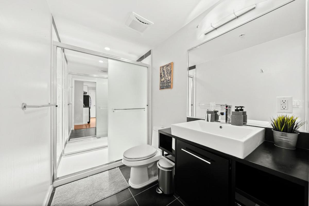 Modern 2-BR Condo by Stadium DT w Free Parking