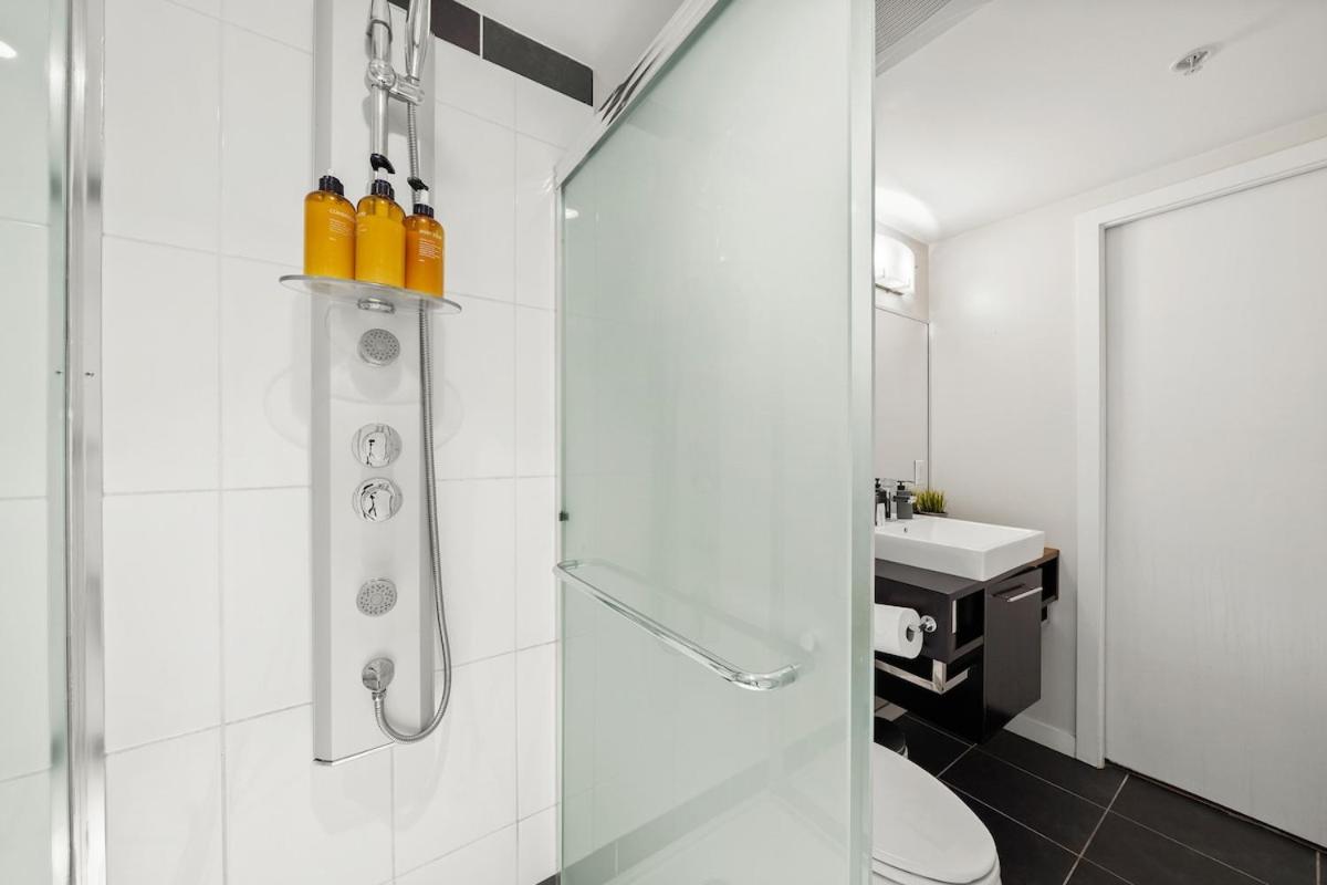 Modern 2-BR Condo by Stadium DT w Free Parking