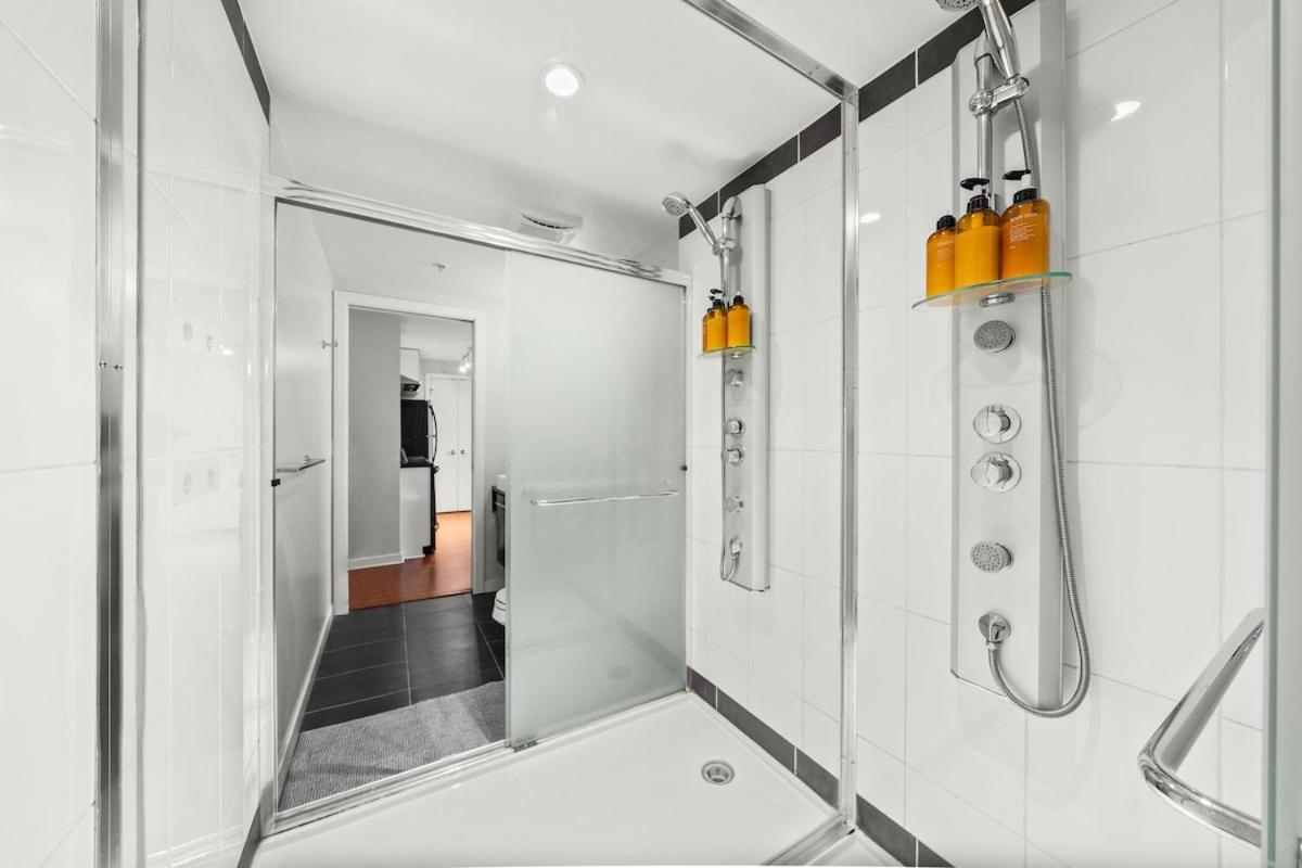 Modern 2-BR Condo by Stadium DT w Free Parking