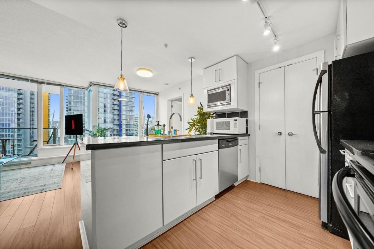 Modern 2-BR Condo by Stadium DT w Free Parking