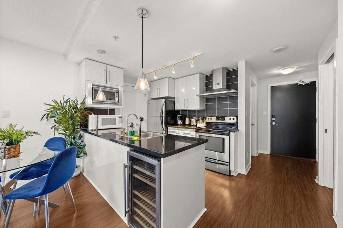Modern 2-BR Condo by Stadium DT w Free Parking
