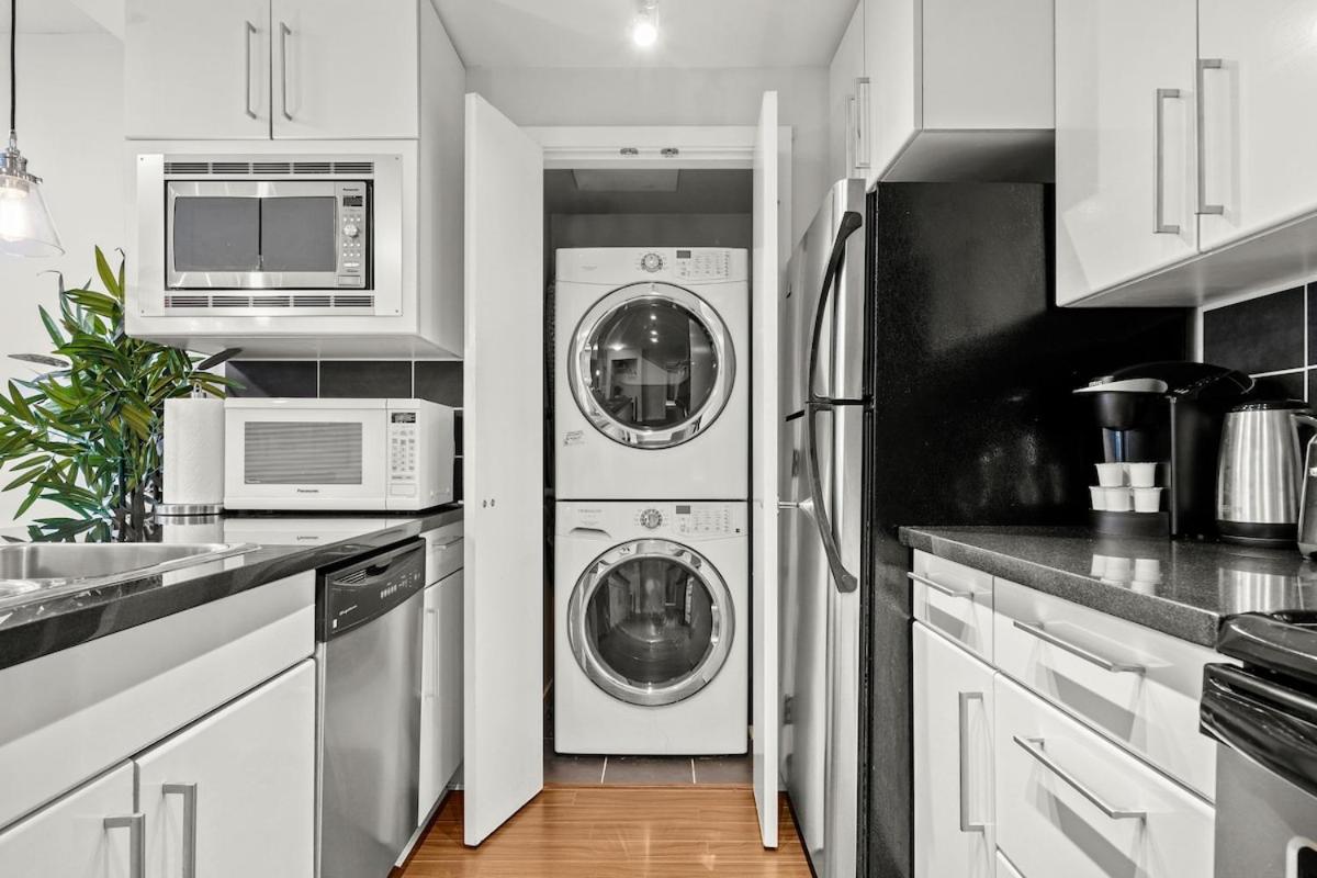 Modern 2-BR Condo by Stadium DT w Free Parking
