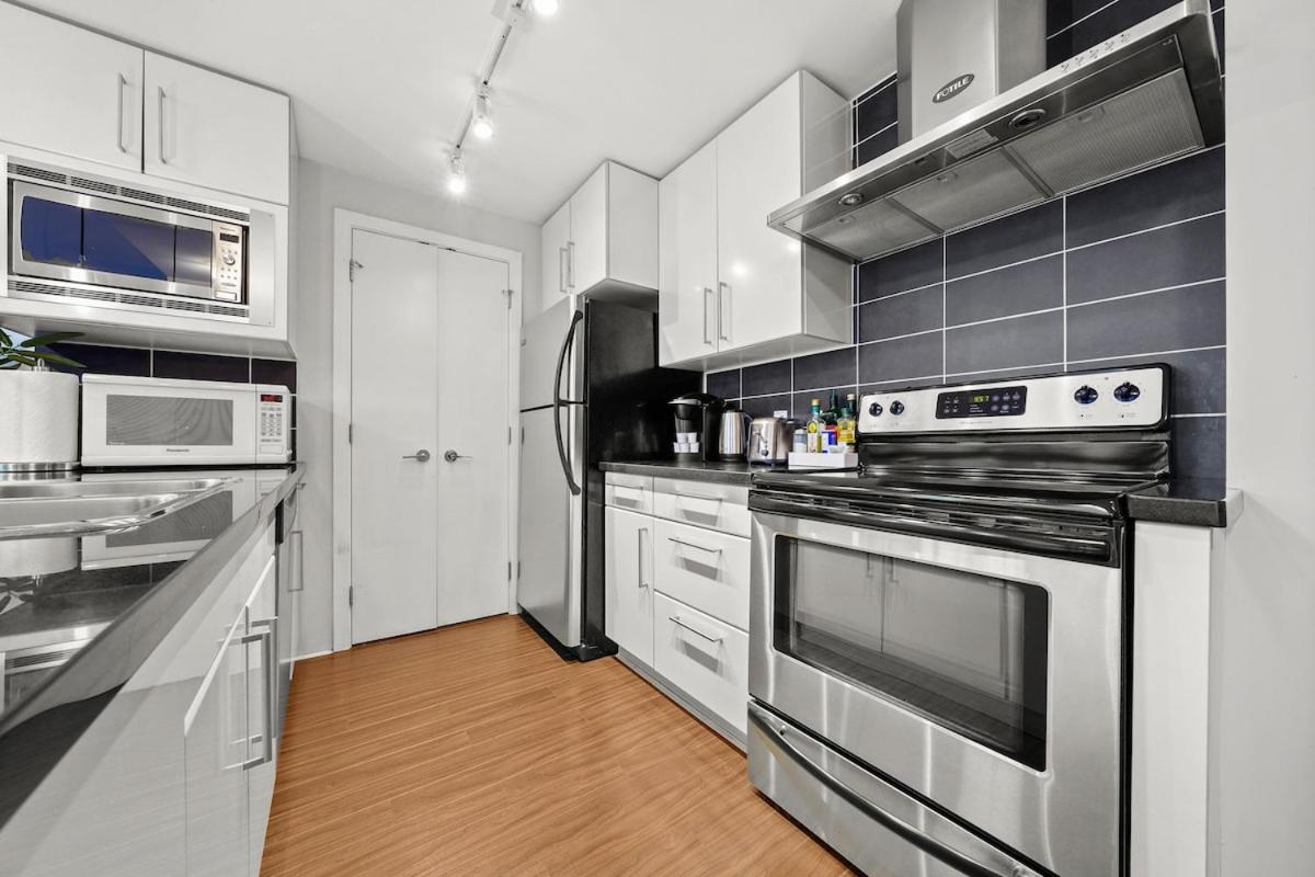 Modern 2-BR Condo by Stadium DT w Free Parking