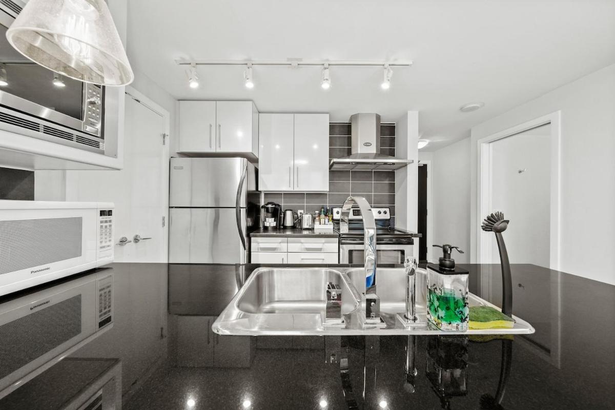 Modern 2-BR Condo by Stadium DT w Free Parking