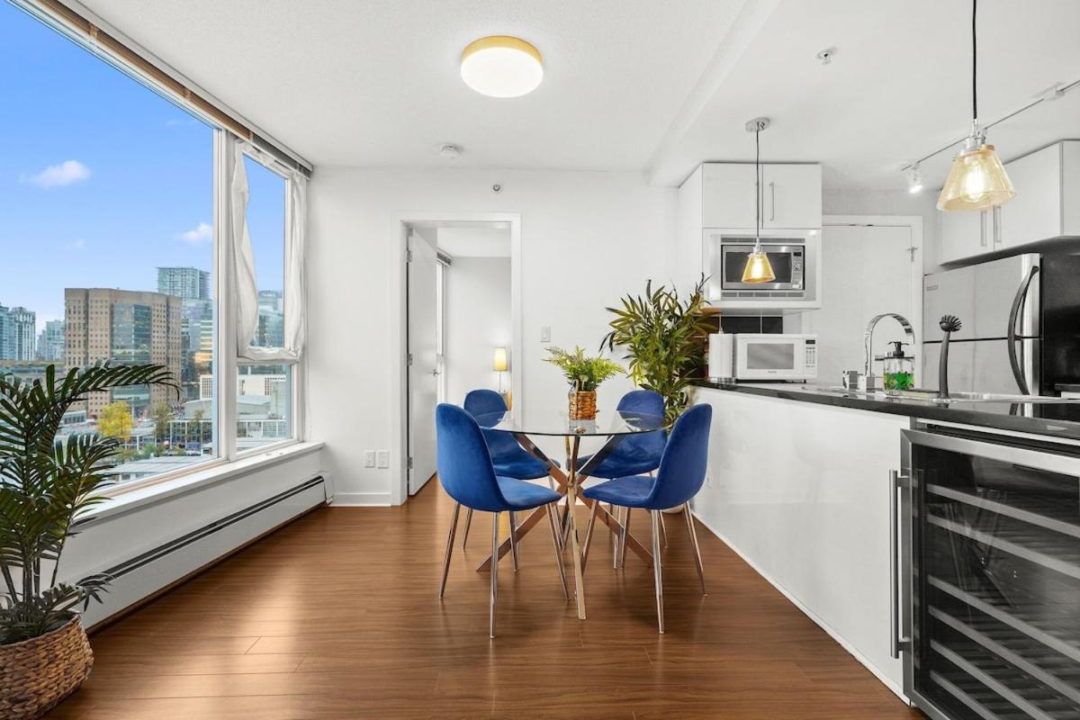 Modern 2-BR Condo by Stadium DT w Free Parking