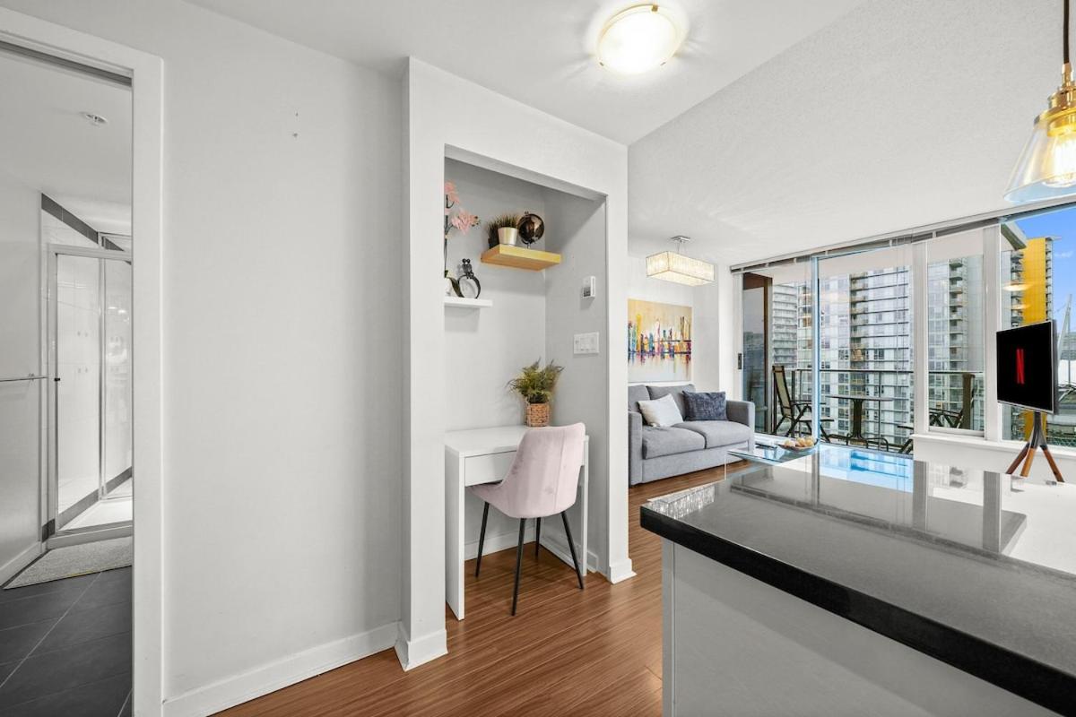 Modern 2-BR Condo by Stadium DT w Free Parking