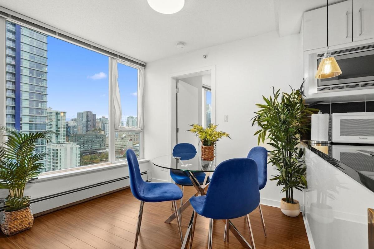 Modern 2-BR Condo by Stadium DT w Free Parking