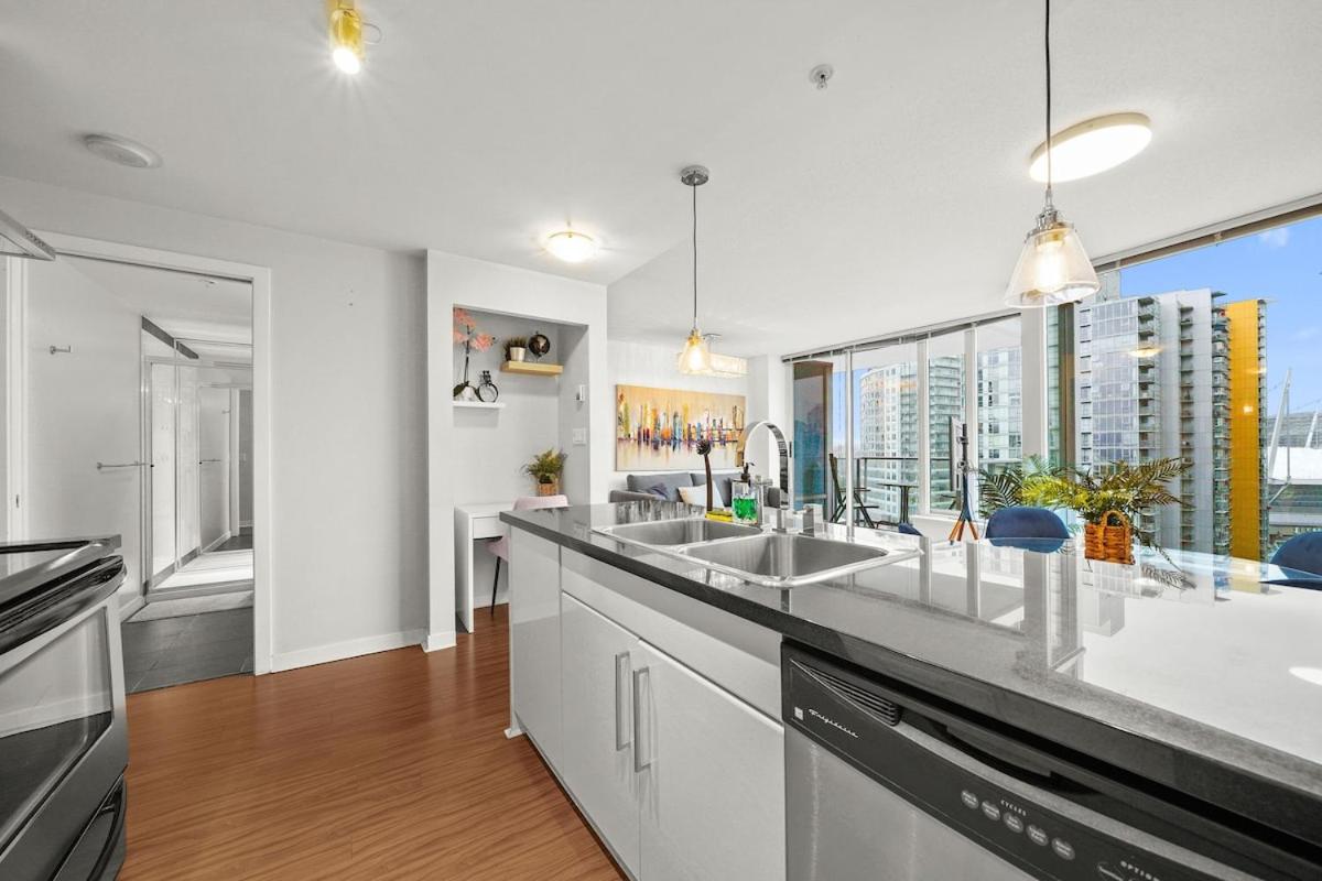 Modern 2-BR Condo by Stadium DT w Free Parking