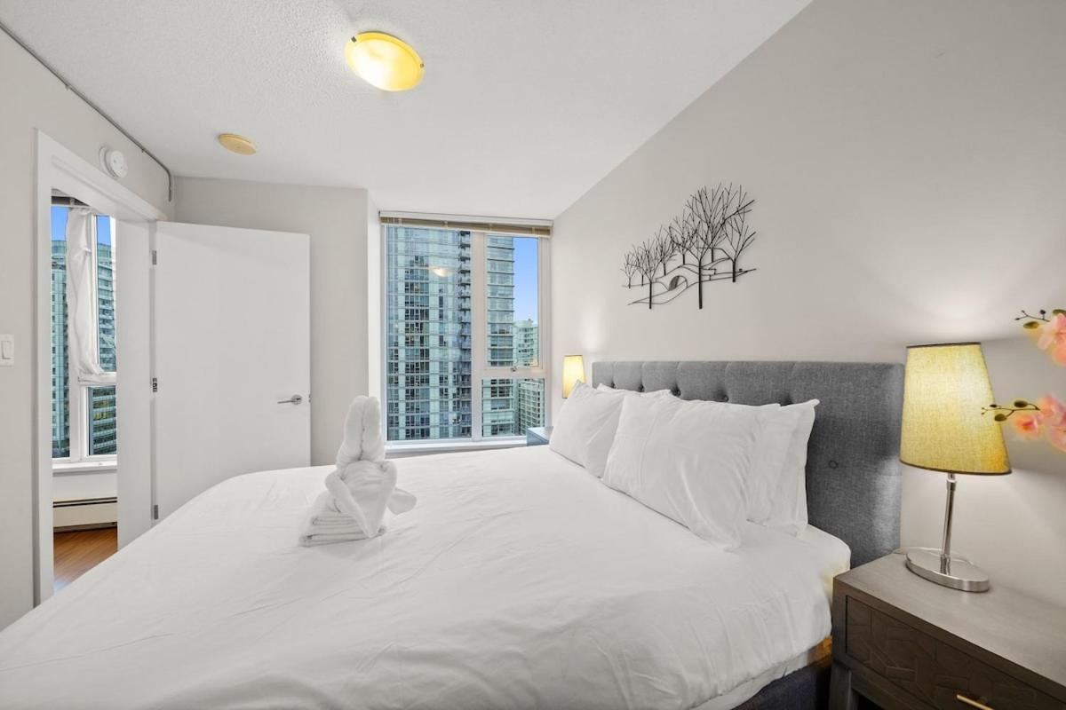 Modern 2-BR Condo by Stadium DT w Free Parking