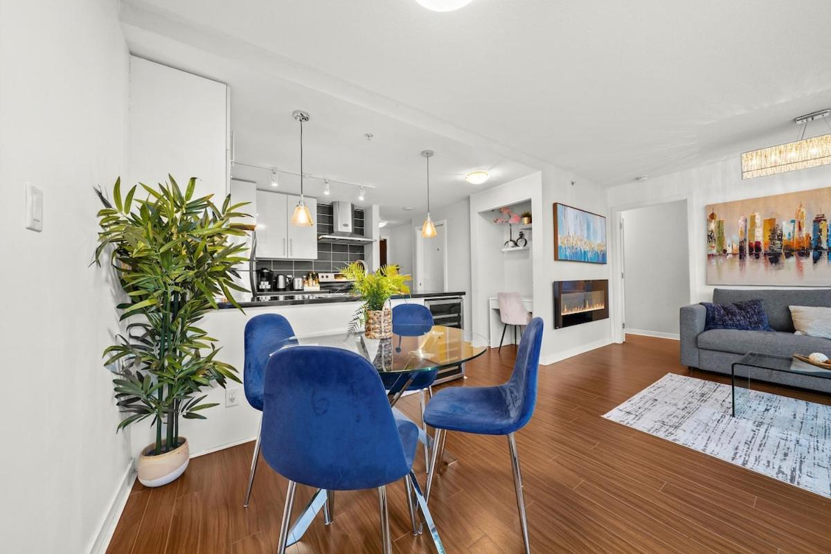 Modern 2-BR Condo by Stadium DT w Free Parking