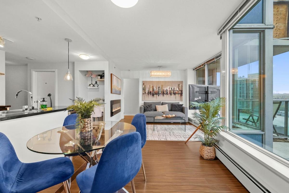 Modern 2-BR Condo by Stadium DT w Free Parking