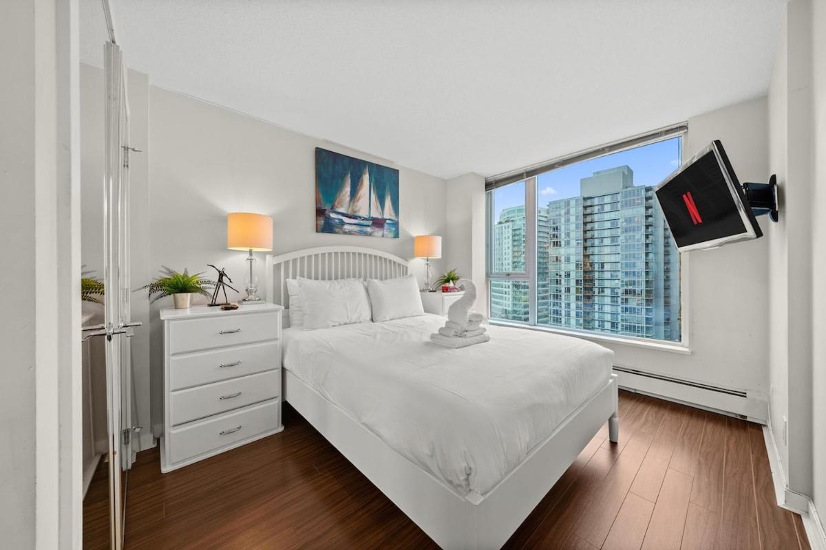 Modern 2-BR Condo by Stadium DT w Free Parking