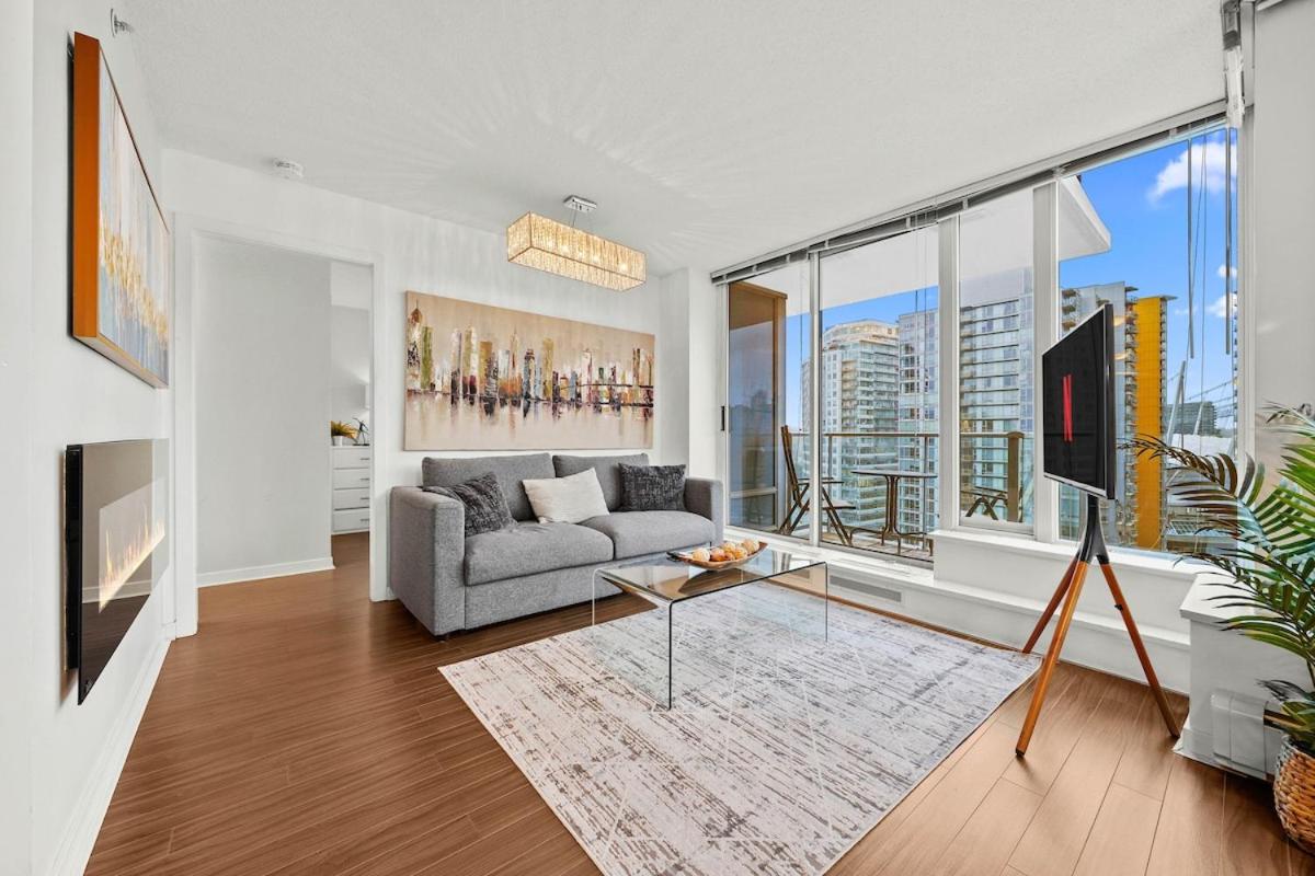 Modern 2-BR Condo by Stadium DT w Free Parking