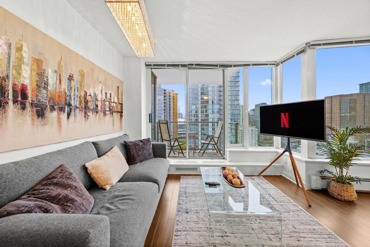 Modern 2-BR Condo by Stadium DT w Free Parking
