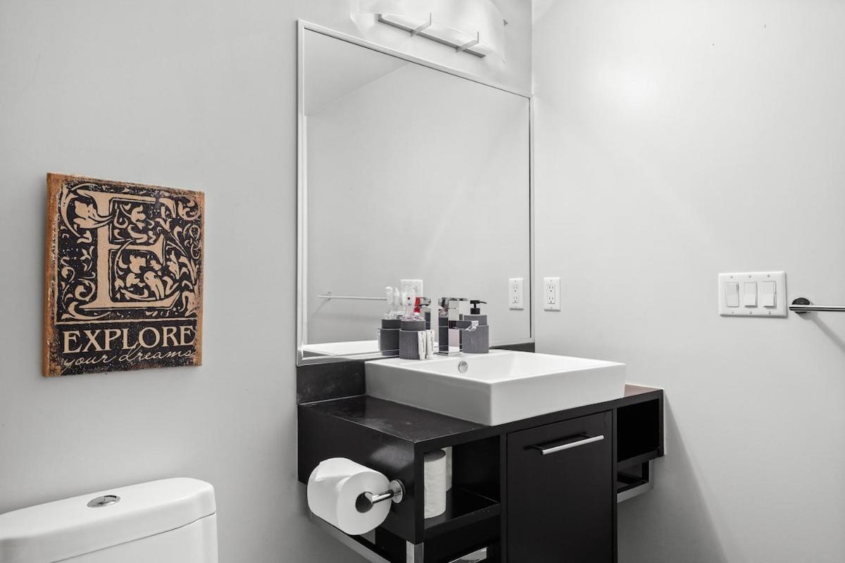 Modern 2-BR Condo by Stadium DT w Free Parking
