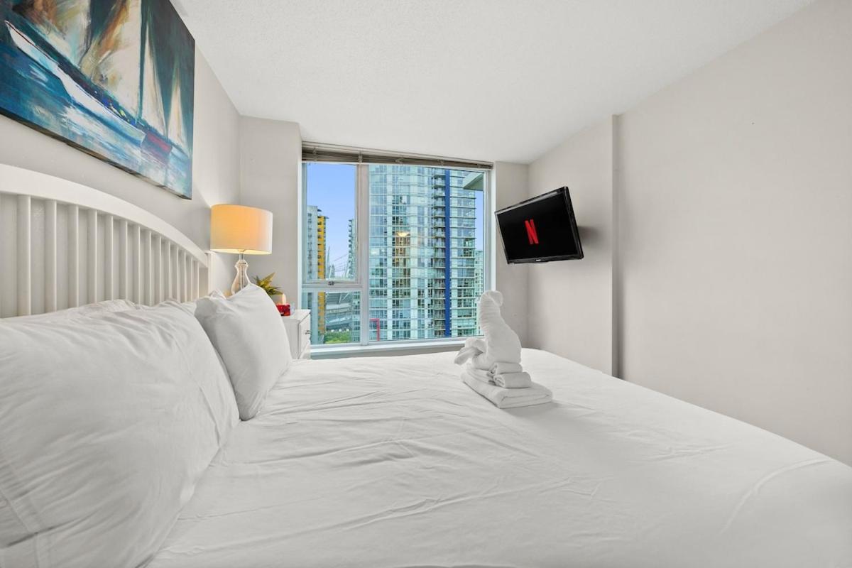 Modern 2-BR Condo by Stadium DT w Free Parking