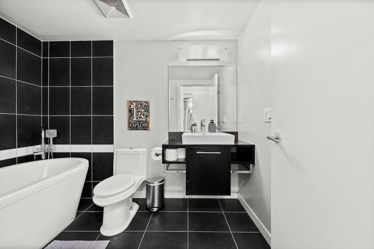 Modern 2-BR Condo by Stadium DT w Free Parking