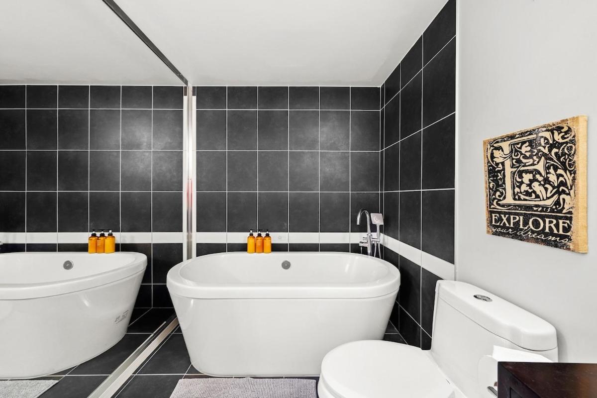 Modern 2-BR Condo by Stadium DT w Free Parking