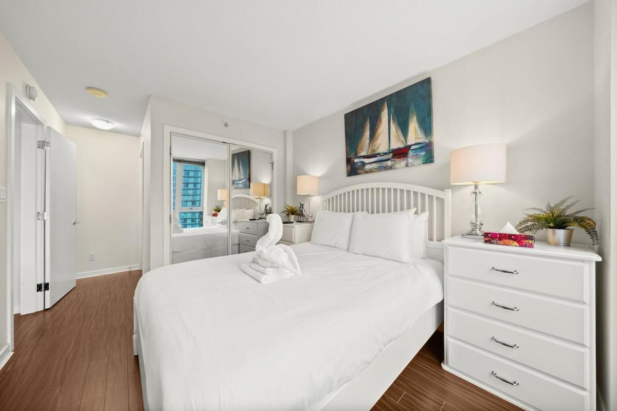 Modern 2-BR Condo by Stadium DT w Free Parking