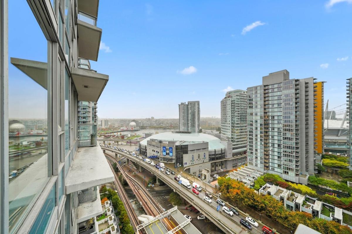 Modern 2-BR Condo by Stadium DT w Free Parking