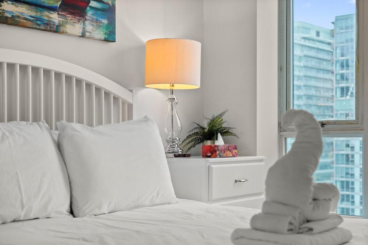 Modern 2-BR Condo by Stadium DT w Free Parking