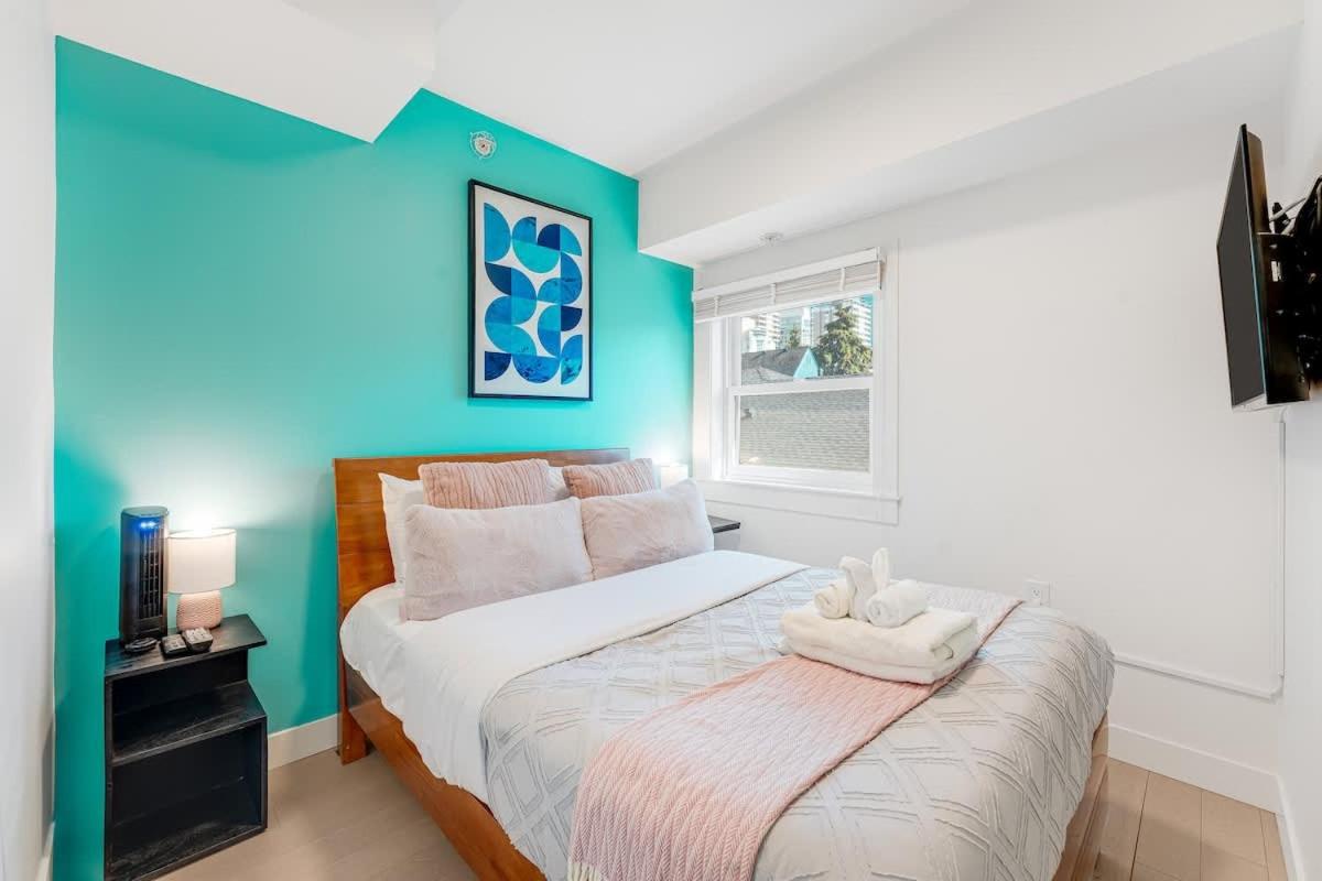 Trendy Condo in West End Downtown w Free Parking