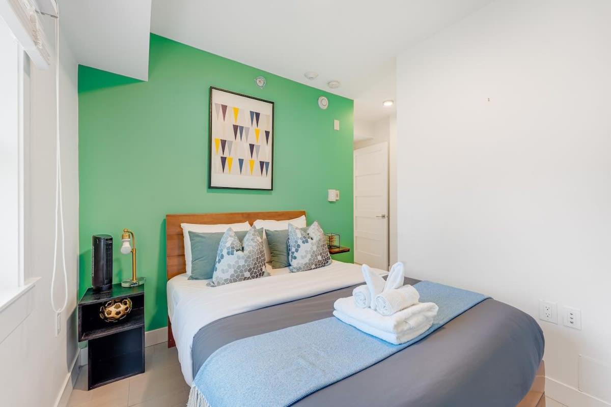 Trendy Condo in West End Downtown w Free Parking
