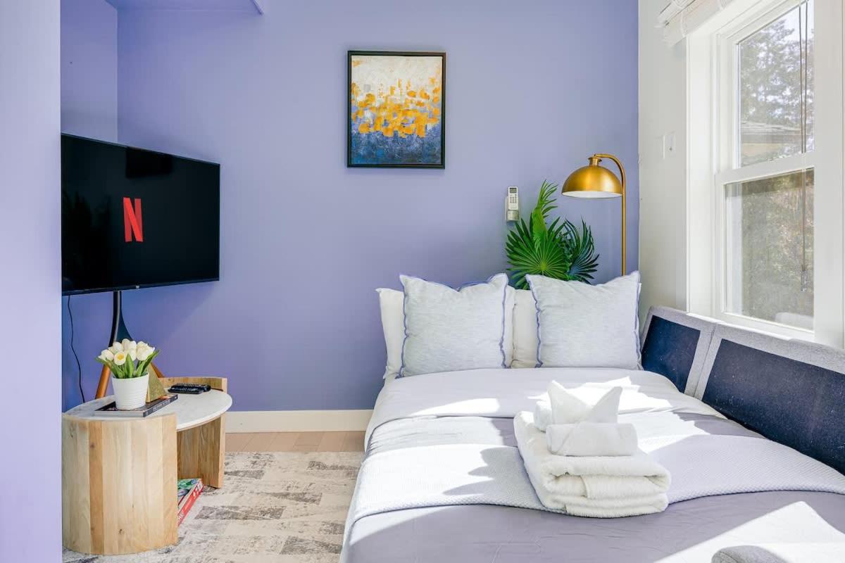 Trendy Condo in West End Downtown w Free Parking