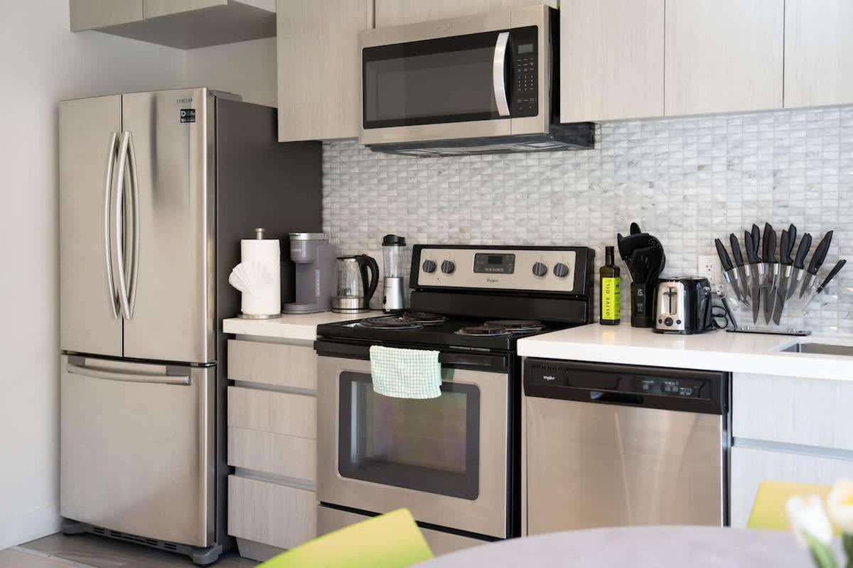 Trendy Condo in West End Downtown w Free Parking