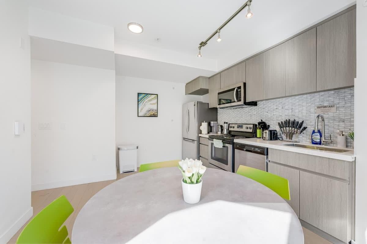 Trendy Condo in West End Downtown w Free Parking