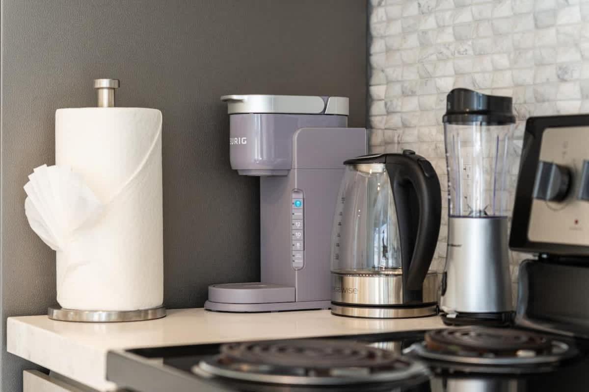 Trendy Condo in West End Downtown w Free Parking