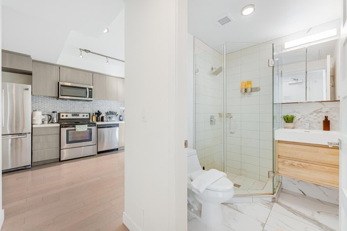 Trendy Condo in West End Downtown w Free Parking