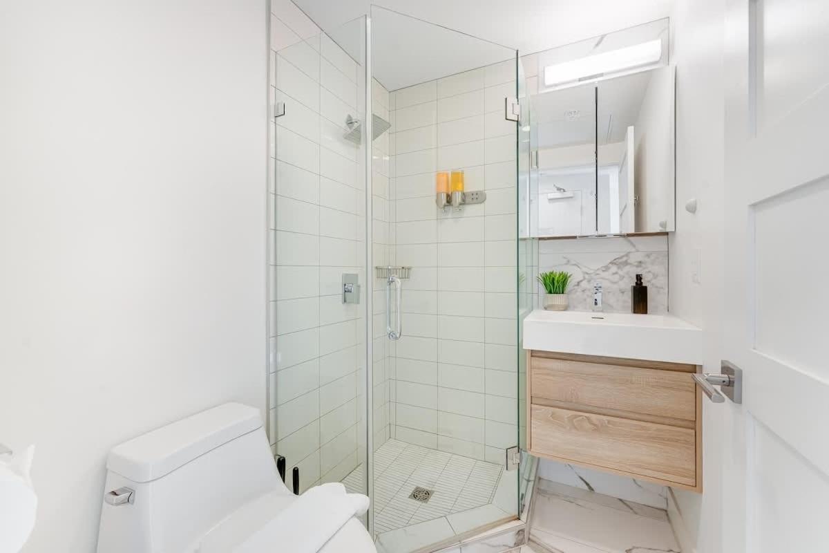 Trendy Condo in West End Downtown w Free Parking