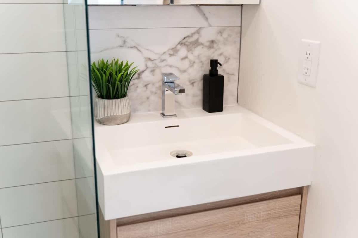 Trendy Condo in West End Downtown w Free Parking