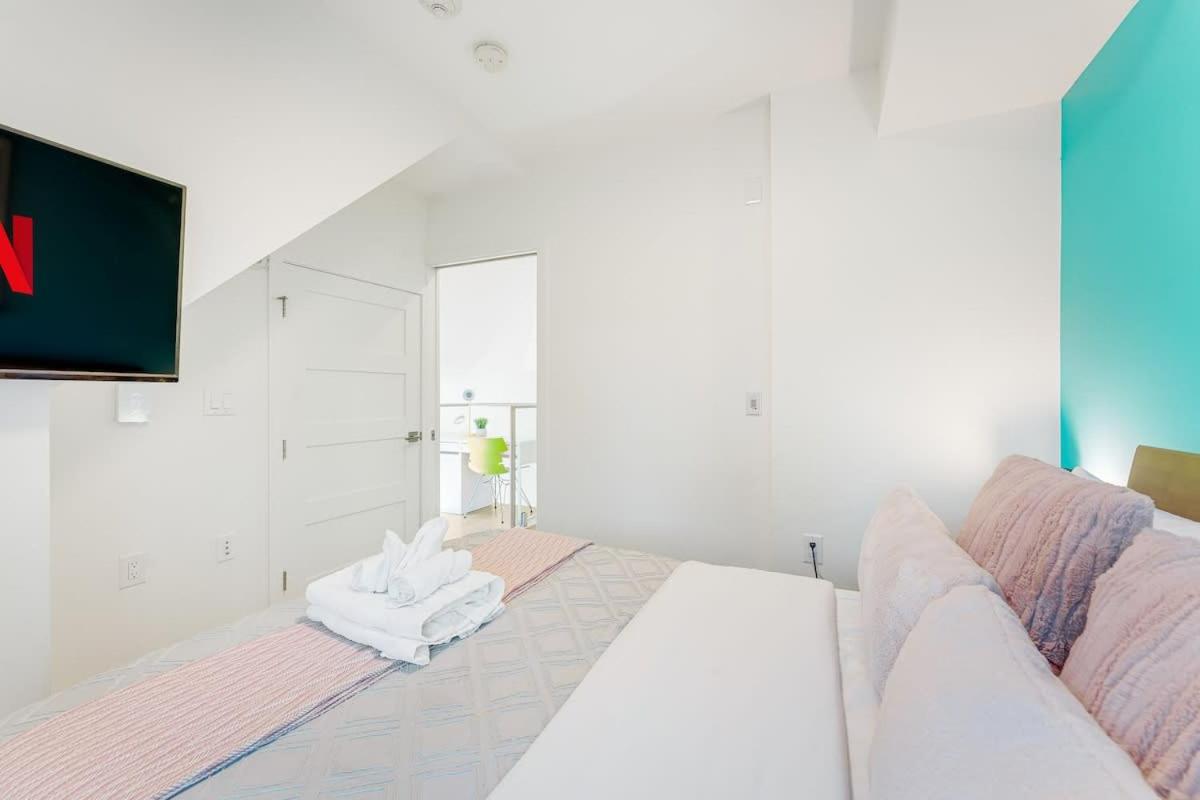Trendy Condo in West End Downtown w Free Parking