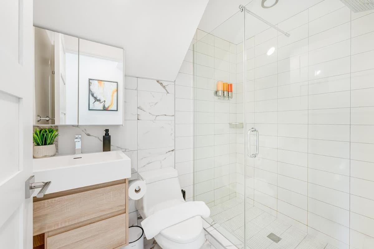 Trendy Condo in West End Downtown w Free Parking