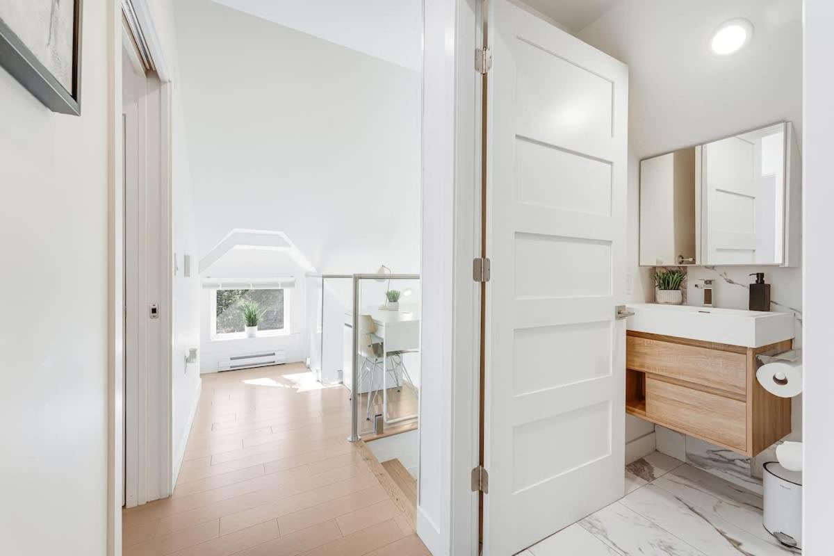 Trendy Condo in West End Downtown w Free Parking