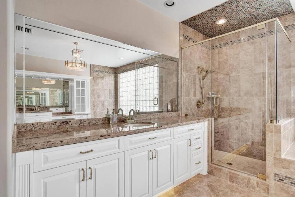 Spacious Luxury Villa in Hollywood 6BR 5-Bath 5-Min Walk to Beach & Attractions view 3