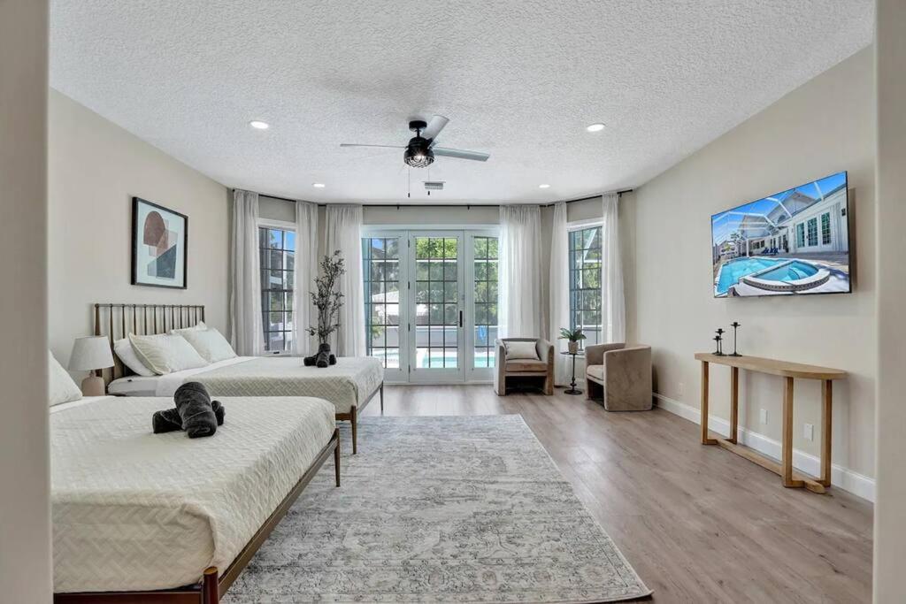 Spacious Luxury Villa in Hollywood 6BR 5-Bath 5-Min Walk to Beach & Attractions view 4