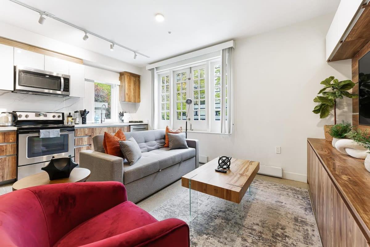 Designer Cozy Condo in Vibrant West End Dwntwn