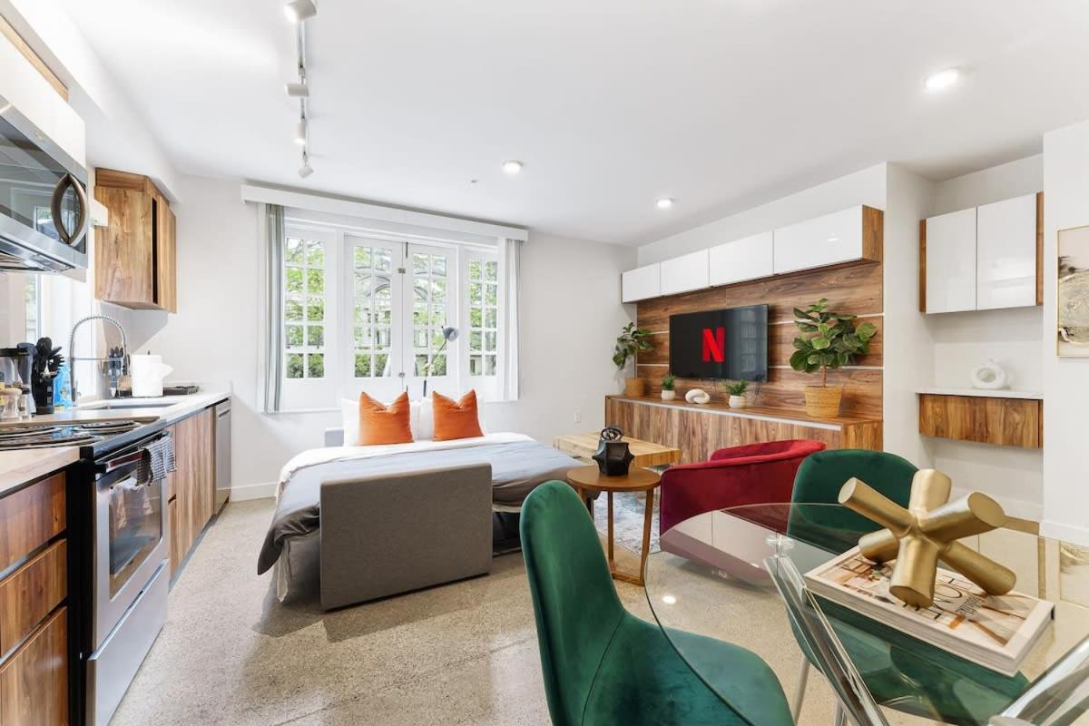 Designer Cozy Condo in Vibrant West End Dwntwn