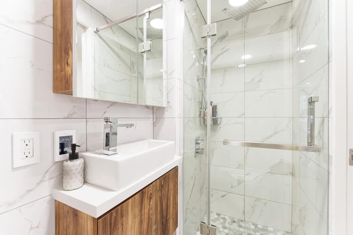 Designer Cozy Condo in Vibrant West End Dwntwn