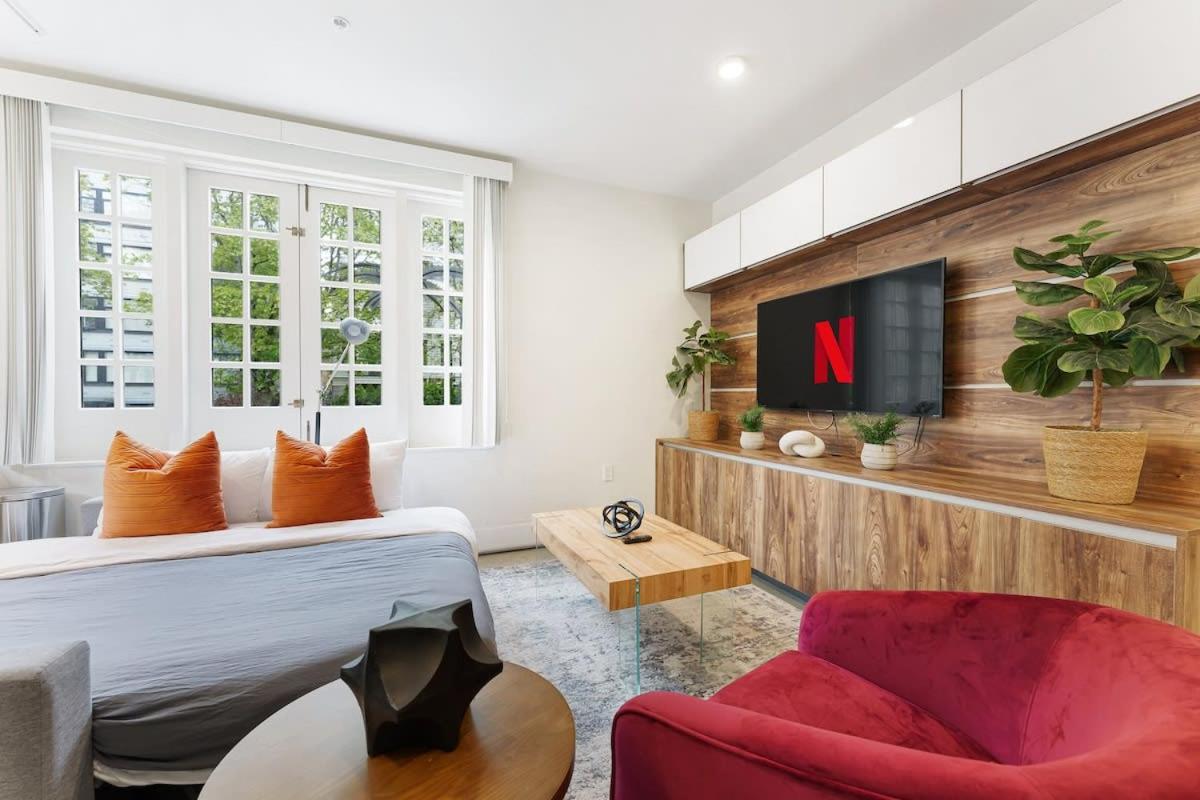 Designer Cozy Condo in Vibrant West End Dwntwn