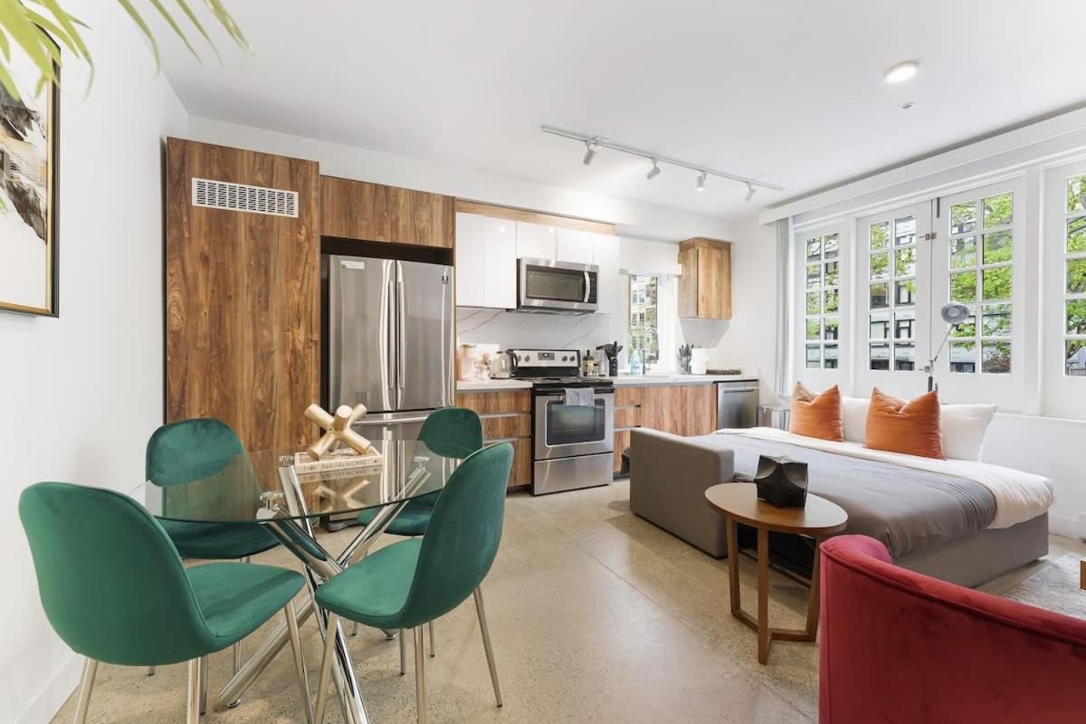 Designer Cozy Condo in Vibrant West End Dwntwn